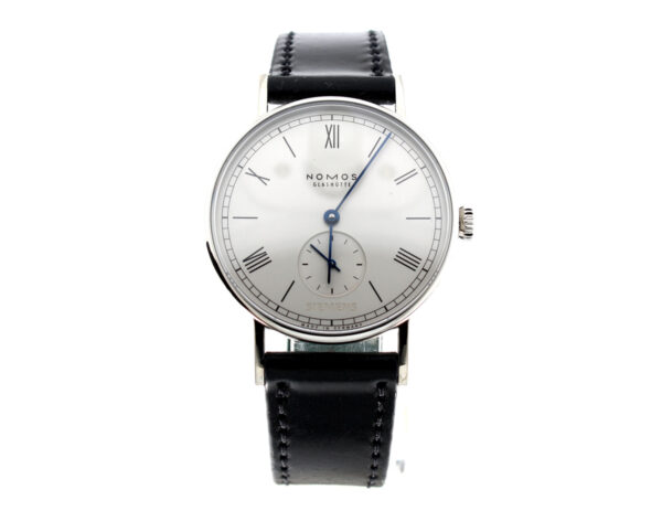 NOMOS GLASHÜTTE Sonderedition Siemens Ungetragene Herrenuhr in Edelstahlgehäuse, Handaufzug, Original-Lederband und Original-Dornschließe.