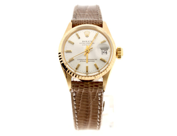 ROLEX Oyster Perpetual Datejust Damen-Armbanduhr mit 18-Karat Goldgehäuse, Automatikwerk, Schraubkrone und Lederband.
