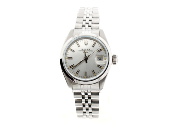 ROLEX Oyster Perpetual Date Damenuhr mit Edelstahlgehäuse, Rolex-Automatikwerk, Schraubkrone und Datumslupe.