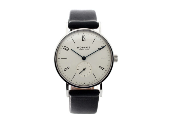 NOMOS Tangente Herrenuhr mit Edelstahlgehäuse, Handaufzugswerk, Glasboden und Lederband mit Original-Dornschließe.