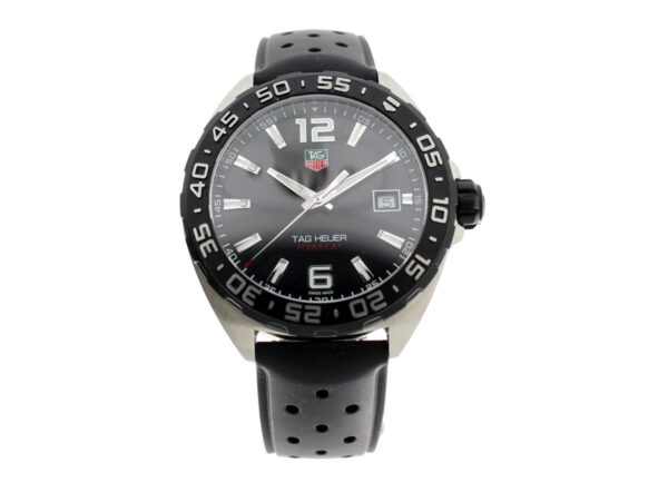 TAG HEUER Formula 1 Herrenuhr mit Edelstahlgehäuse, Quartzwerk, schwarzer Lünette und Lederband mit Dornschließe.