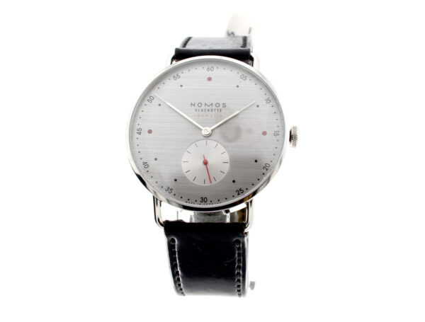 NOMOS GLASHÜTTE Metro99 Herren-Armbanduhr mit Edelstahlgehäuse, Automatikwerk, Glasboden und Zentralsekunde.