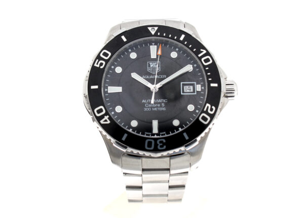 TAG HEUER Aquaracer Herren-Armbanduhr mit Edelstahlgehäuse, Automatikwerk, Datum und Schraubkrone.