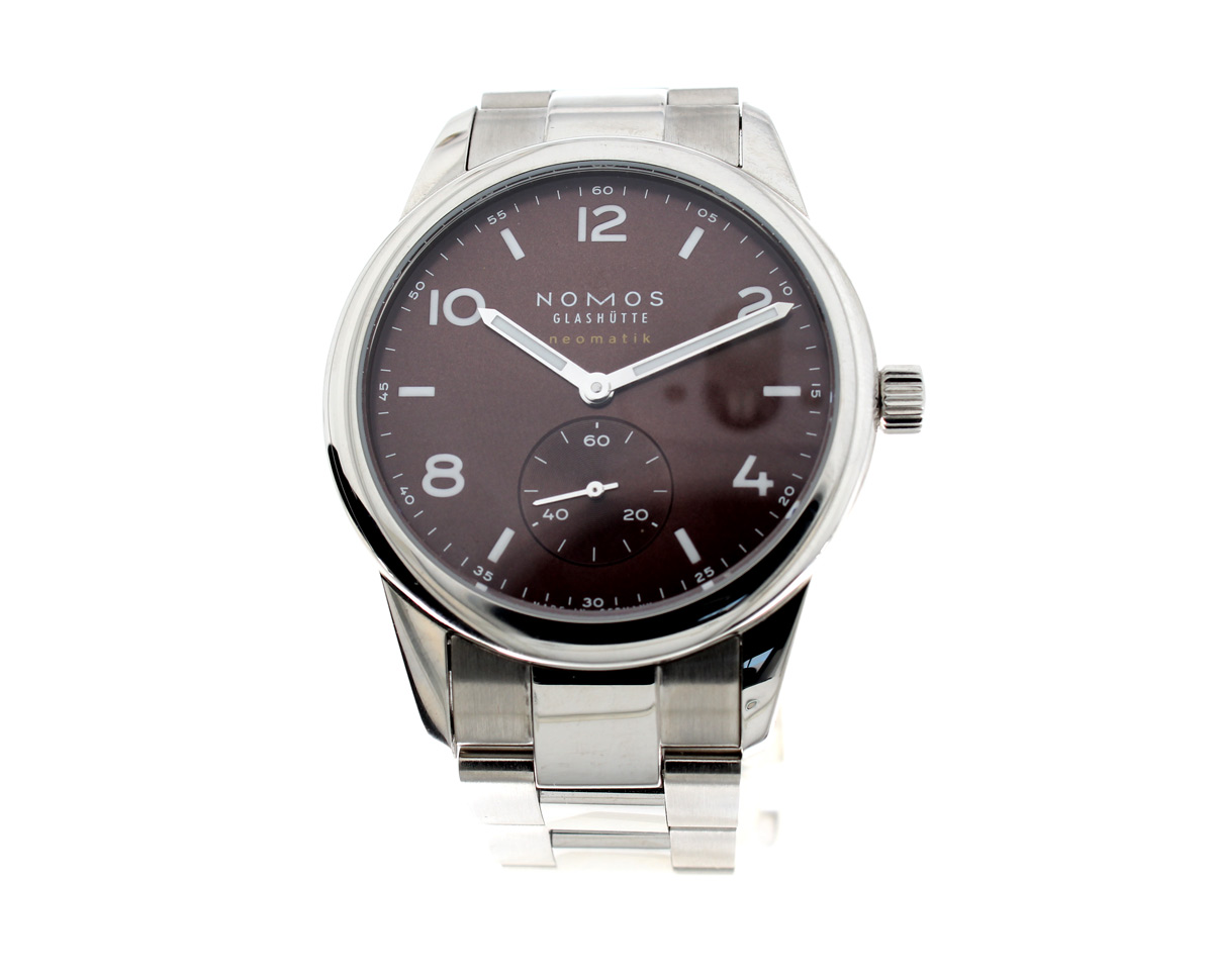 NOMOS Club Sport Neomatik Herrenuhr mit Stahlgehäuse, Automatikwerk und Glasboden.