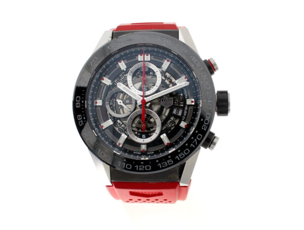 TAG HEUER Carrera 01 Herrenuhr mit Keramikgehäuse, Automatikwerk, Kautschukband und Glasboden.