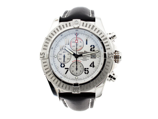 BREITLING Super Avenger Herrenuhr mit Edelstahlgehäuse, Automatikwerk, Chronograph mit Schraubkrone, Drehlünette und Original-Faltschließe.