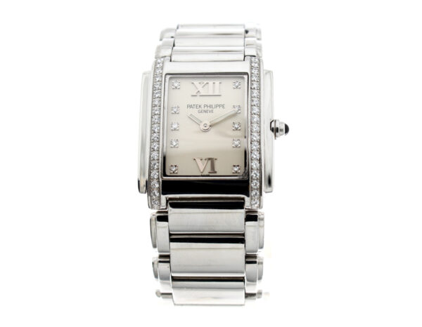 PATEK PHILIPPE Damenuhr mit Edelstahlgehäuse, Quartzwerk, 10 Diamanten auf Ziffernblatt, 36 Diamanten Gehäuse im Full-Set.