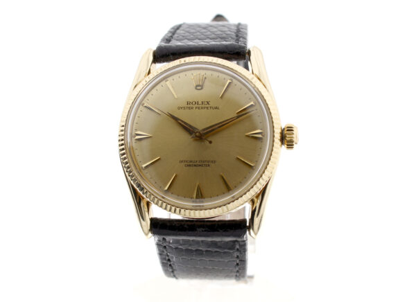 ROLEX  Oyster Perpetual Armbanduhr mit 18-Karat-Goldgehäuse, Automatikwerk Cal. 1030, Lederband und verschraubter Krone.