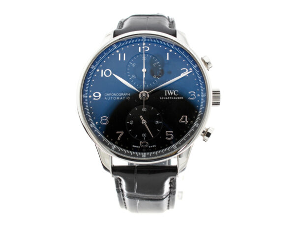 IWC Portugieser Chronograph mit Edelstahlgehäuse, Automatikwerk, Saphir-Glasboden und Lederband mit Faltschließe.