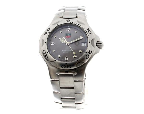 TAG HEUER Professional Armbanduhr mit Edelstahlgehäuse, ETA-Quartzwerk, Stahlband, Datum, Sekunde und verschraubter Krone.
